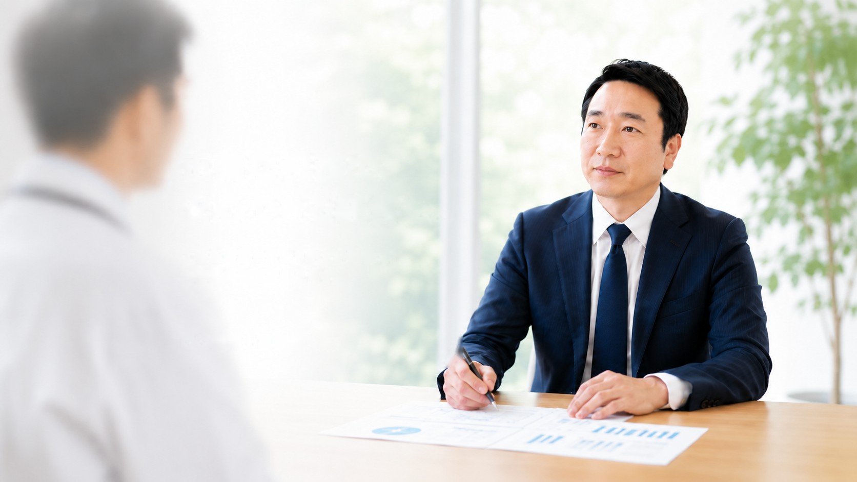 クリニックの院長へ税務の説明をしている様子